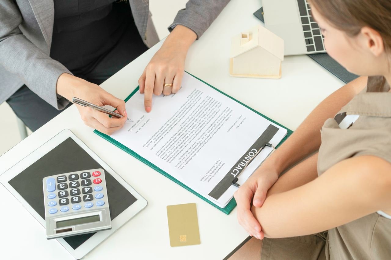 Twee mensen die samen een contract doornemen
